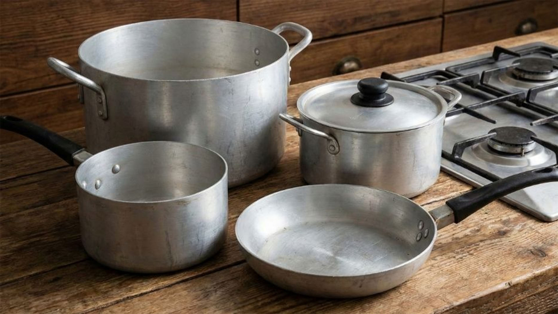 Safe Cooking Tips: એલ્યુમિનિયમના વાસણમાં શું બનાવવું અને શું ટાળવું? આજે મેળવી લો સાચી જાણકારી Safe Cooking Tips: એલ્યુમિનિયમના વાસણમાં શું બનાવવું અને શું ટાળવું? આજે મેળવી લો સાચી જાણકારી