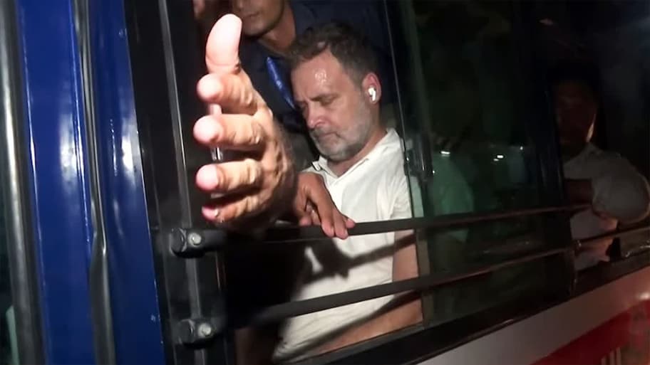 Opposition Protests: વિપક્ષના ધરણામાં થયો હાઈ વોલ્ટેજ ડ્રામા, વિરોધ પ્રદર્શનમાં મોડી રાત સુધીમાં શું-શું થયું જાણો